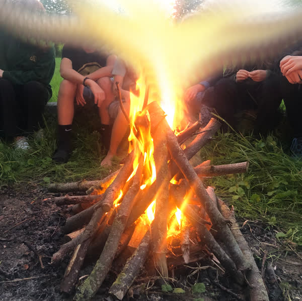 Lagerfeuer im Camp