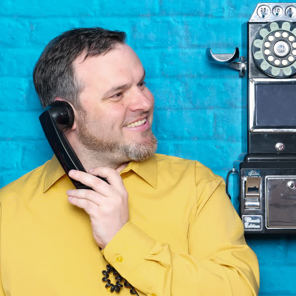 Igor Arenz telefoniert